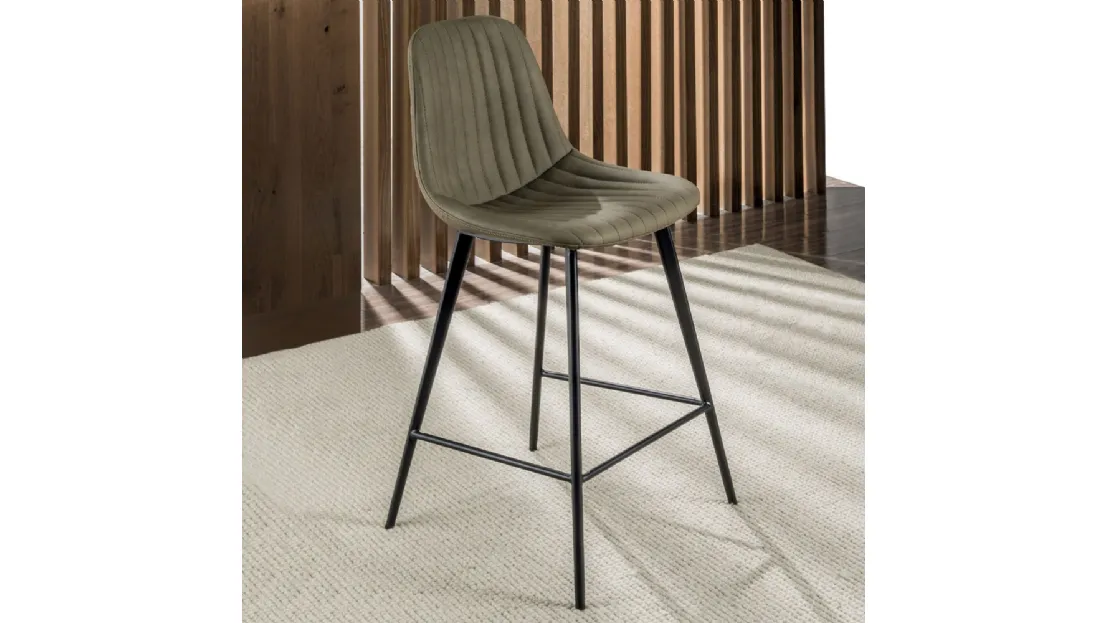 Sgabello Cinquecento Stool 4 gambe 65 rivestito in eco Nabuk imbotttito e trapuntato con struttura in metallo verniciato nero di La Seggiola